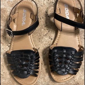 Soda sandal size 7 black